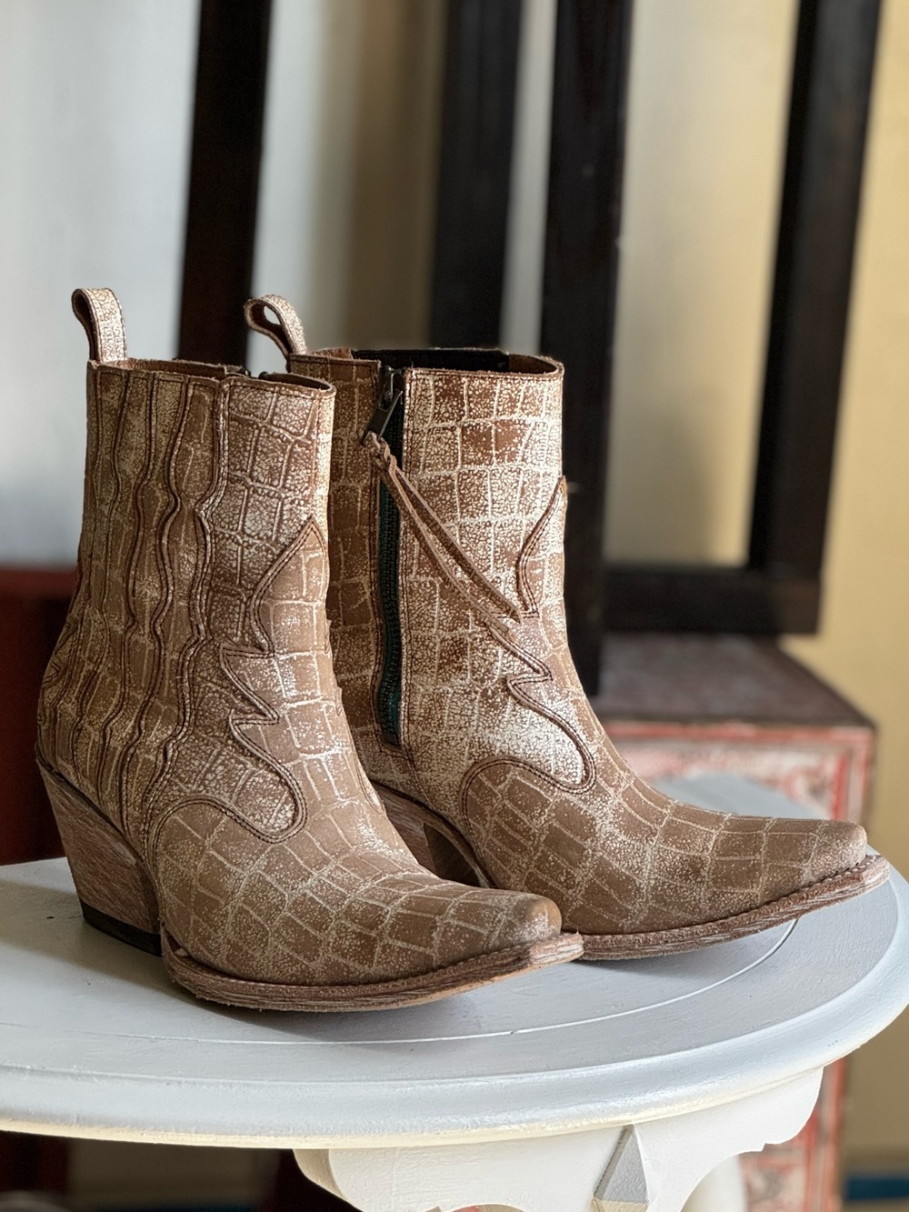 ARIAT size 6.5 Women's Tan Croc-Embossed Western Ankle Boots